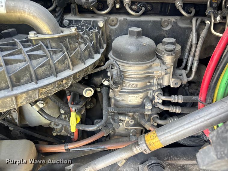 image for item ER7561 2015 Freightliner Cascadia fuel truck