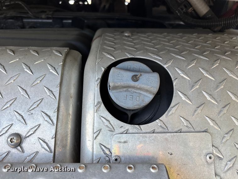 image for item ER7561 2015 Freightliner Cascadia fuel truck