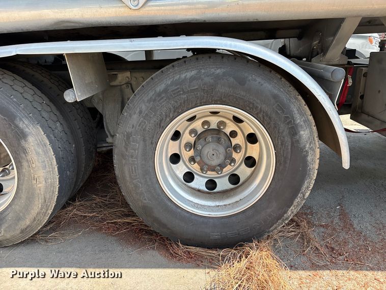image for item ER7561 2015 Freightliner Cascadia fuel truck