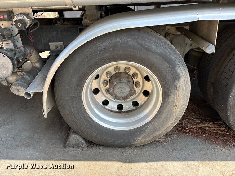 image for item ER7561 2015 Freightliner Cascadia fuel truck