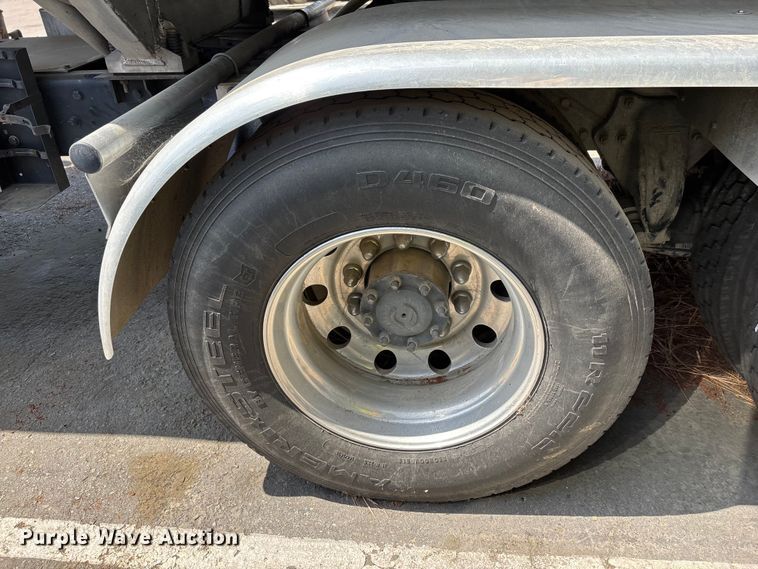 image for item ER7561 2015 Freightliner Cascadia fuel truck