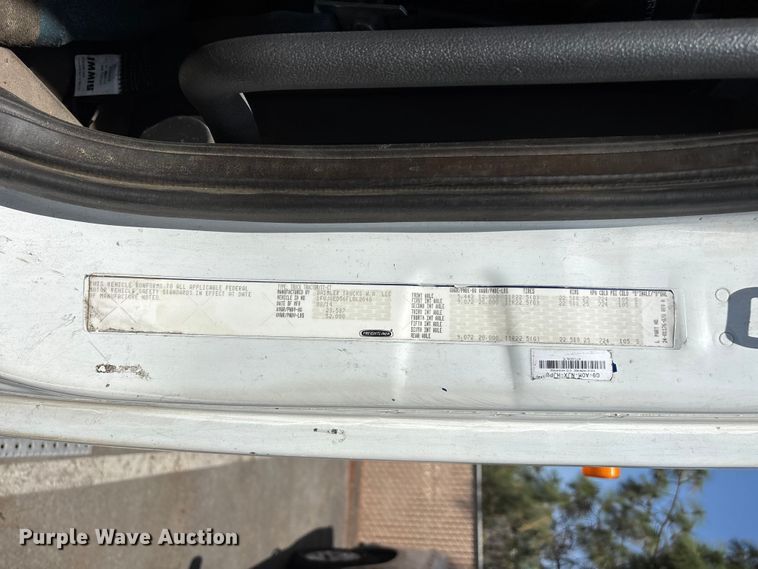 image for item ER7561 2015 Freightliner Cascadia fuel truck