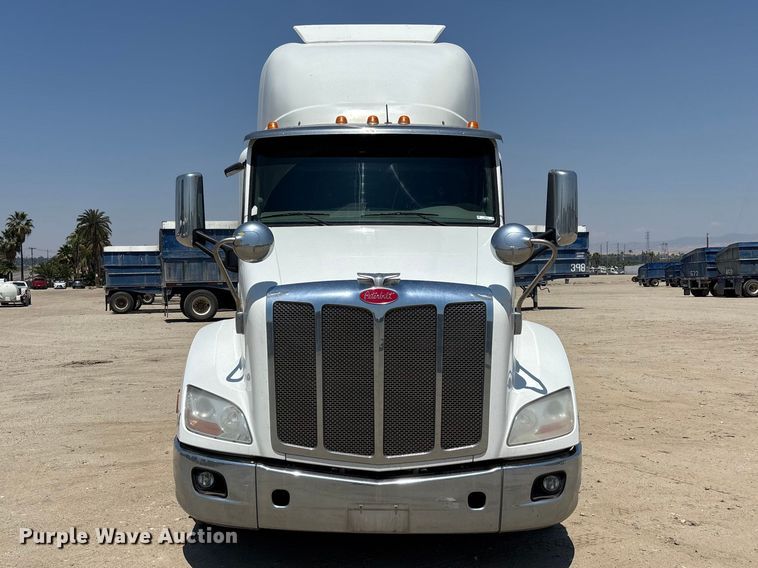 image for item ER7572 2019 Peterbilt 579 semi truck