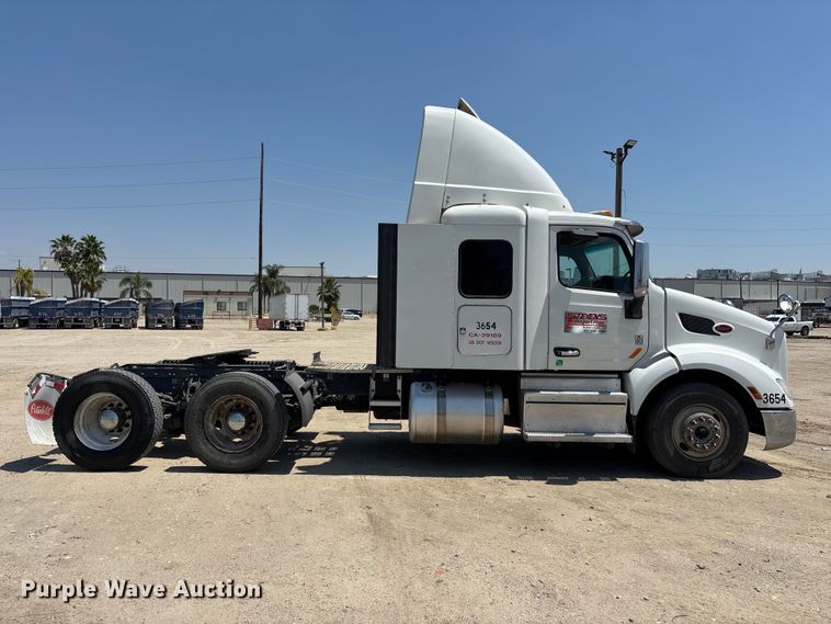 image for item ER7572 2019 Peterbilt 579 semi truck