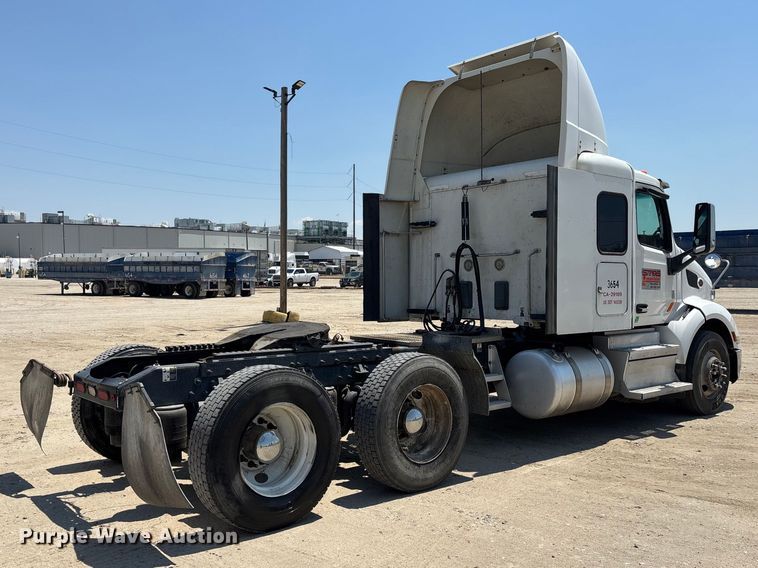 image for item ER7572 2019 Peterbilt 579 semi truck