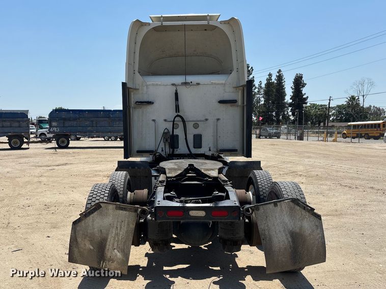 image for item ER7572 2019 Peterbilt 579 semi truck