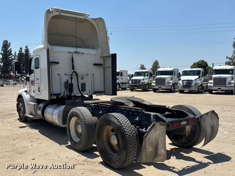 image for item ER7572 2019 Peterbilt 579 semi truck