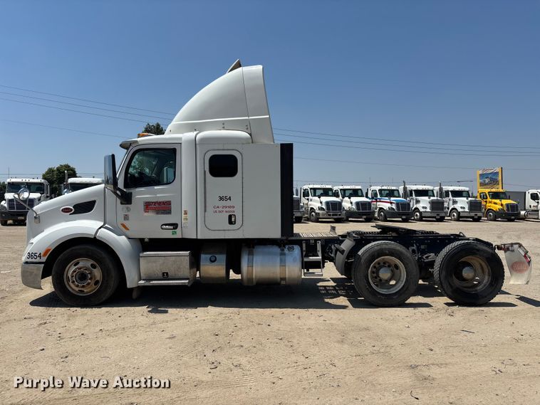 image for item ER7572 2019 Peterbilt 579 semi truck