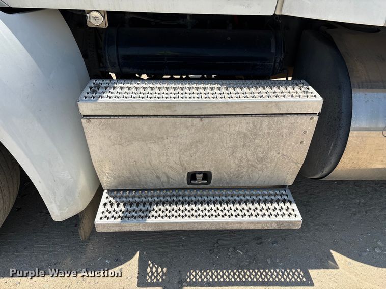 image for item ER7572 2019 Peterbilt 579 semi truck