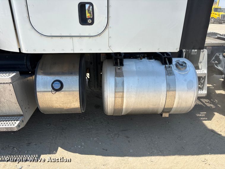 image for item ER7572 2019 Peterbilt 579 semi truck