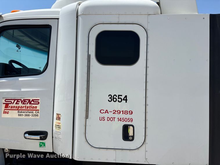 image for item ER7572 2019 Peterbilt 579 semi truck