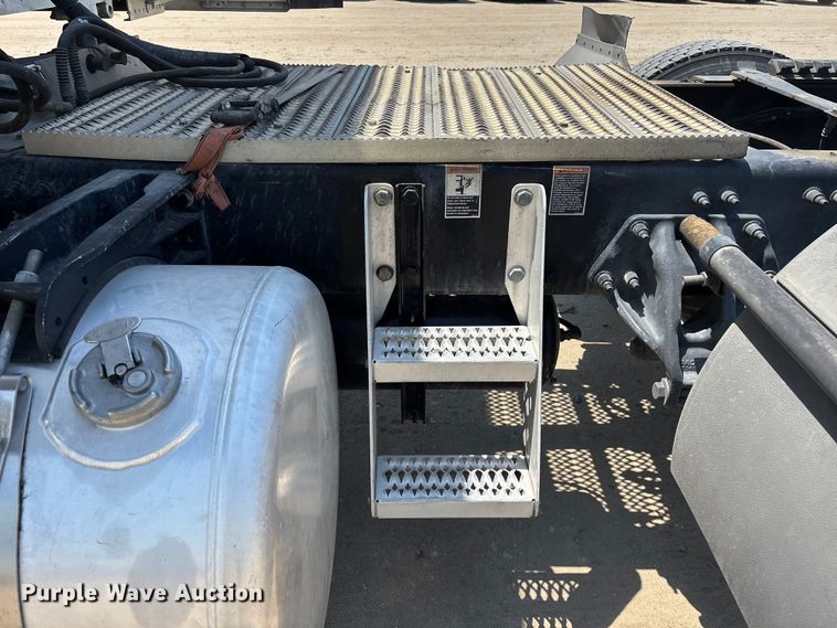image for item ER7572 2019 Peterbilt 579 semi truck