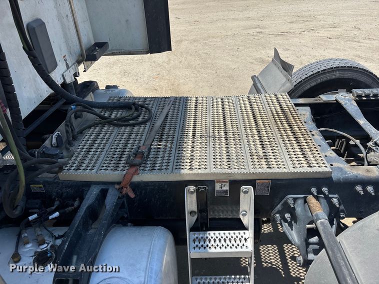 image for item ER7572 2019 Peterbilt 579 semi truck