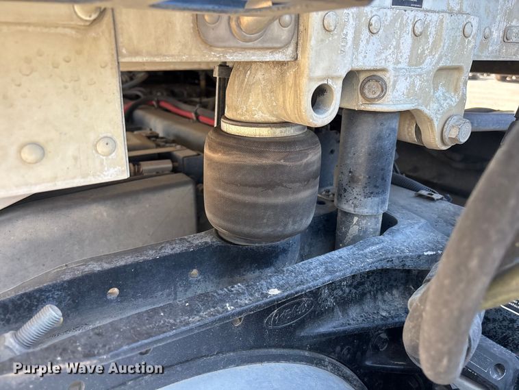 image for item ER7572 2019 Peterbilt 579 semi truck