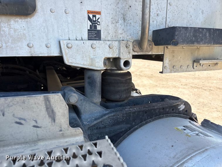 image for item ER7572 2019 Peterbilt 579 semi truck