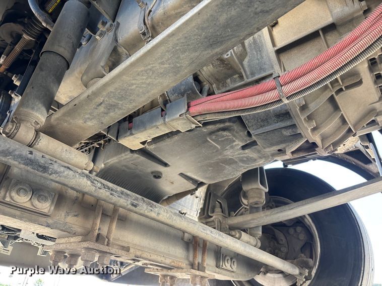 image for item ER7572 2019 Peterbilt 579 semi truck