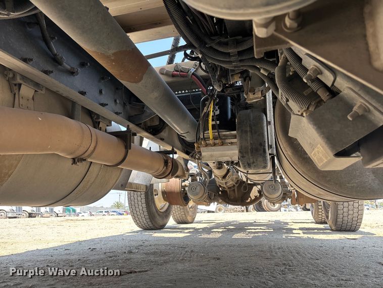 image for item ER7572 2019 Peterbilt 579 semi truck