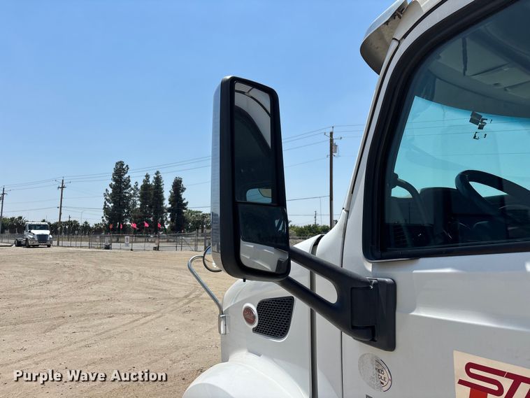 image for item ER7572 2019 Peterbilt 579 semi truck