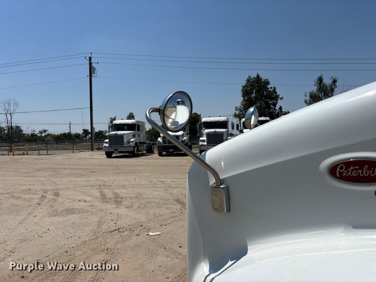 image for item ER7572 2019 Peterbilt 579 semi truck
