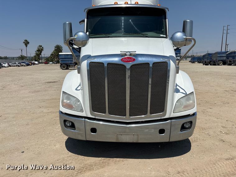image for item ER7572 2019 Peterbilt 579 semi truck