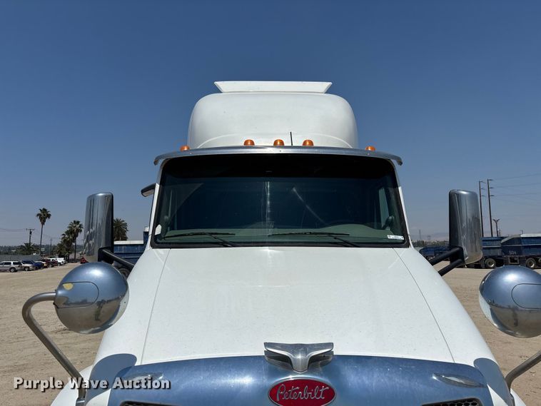 image for item ER7572 2019 Peterbilt 579 semi truck