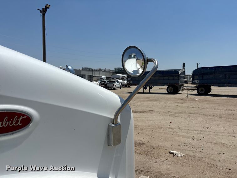 image for item ER7572 2019 Peterbilt 579 semi truck