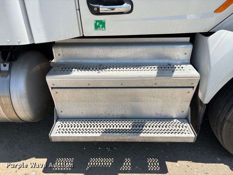 image for item ER7572 2019 Peterbilt 579 semi truck