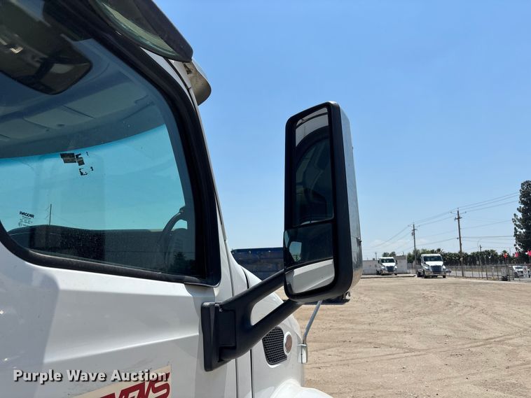 image for item ER7572 2019 Peterbilt 579 semi truck