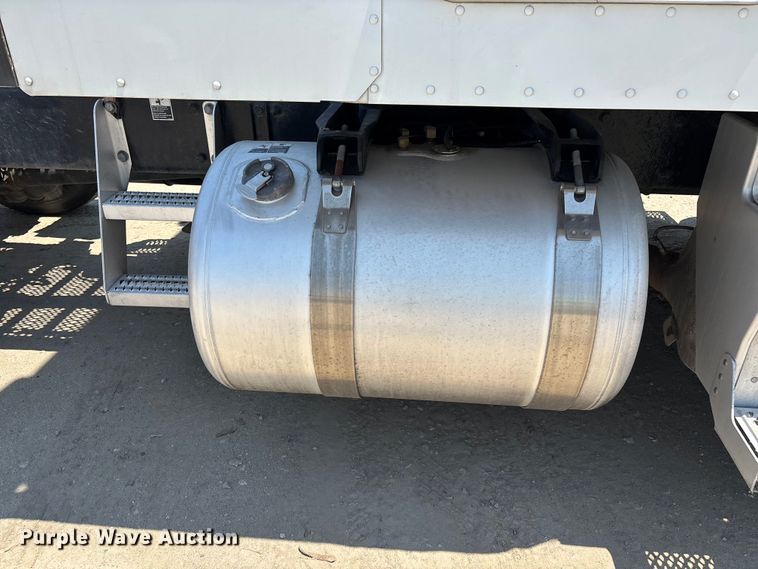 image for item ER7572 2019 Peterbilt 579 semi truck