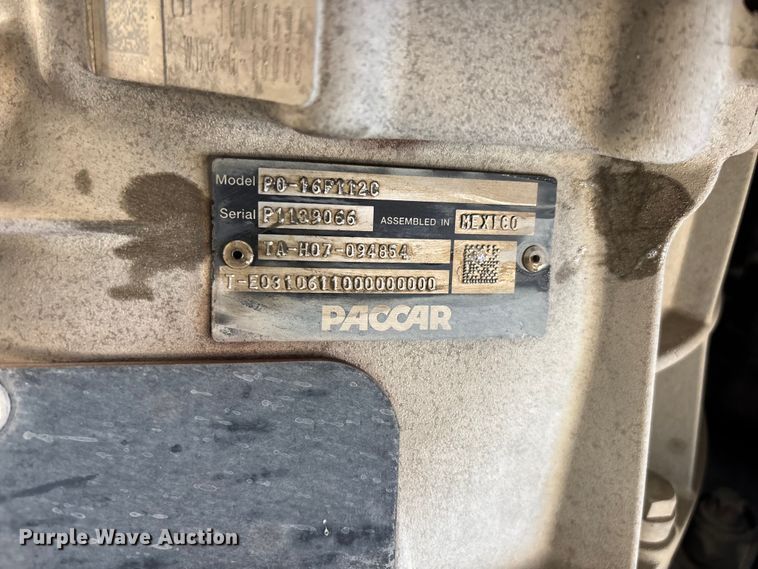 image for item ER7572 2019 Peterbilt 579 semi truck