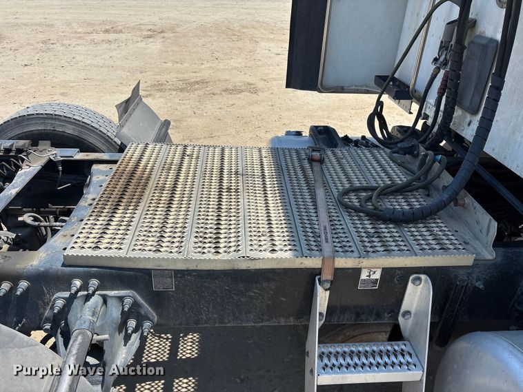 image for item ER7572 2019 Peterbilt 579 semi truck