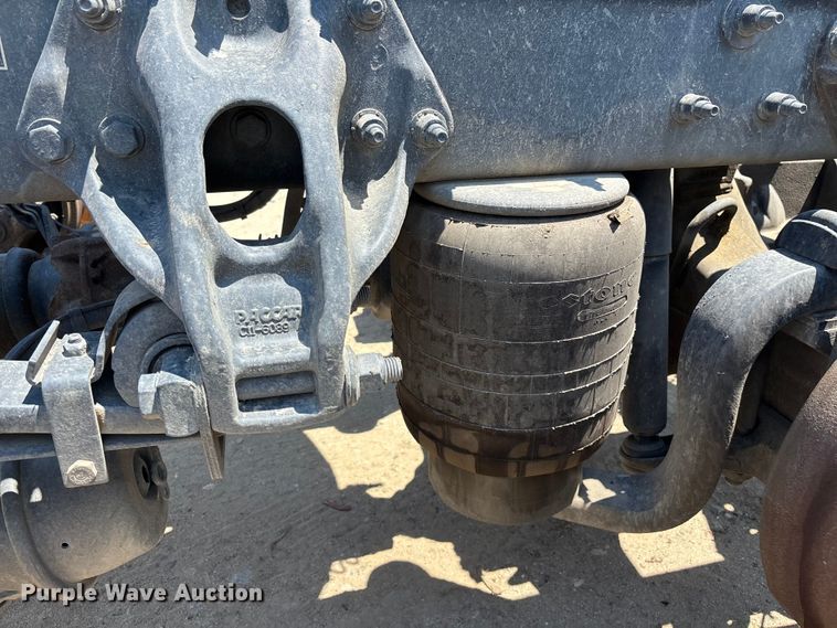 image for item ER7572 2019 Peterbilt 579 semi truck