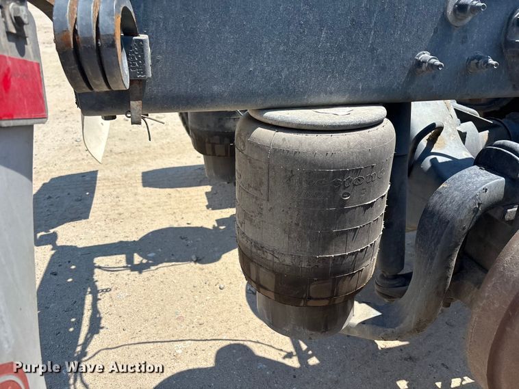 image for item ER7572 2019 Peterbilt 579 semi truck