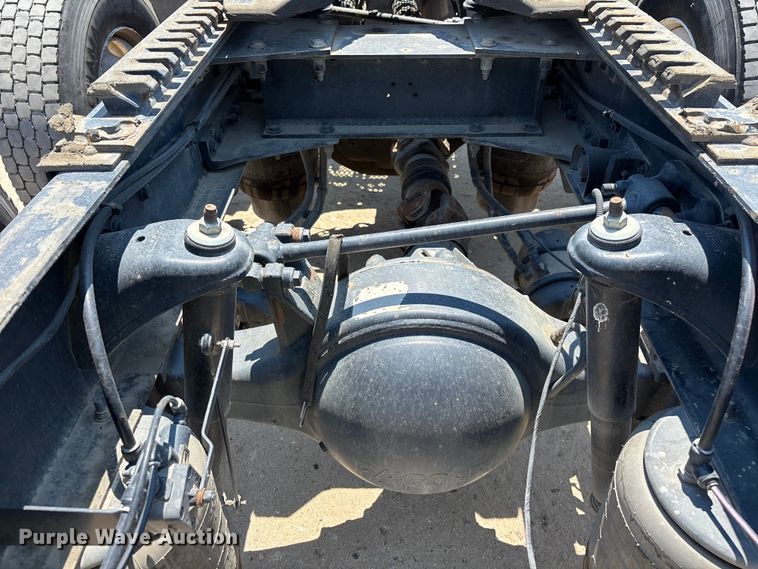 image for item ER7572 2019 Peterbilt 579 semi truck