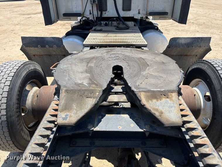 image for item ER7572 2019 Peterbilt 579 semi truck