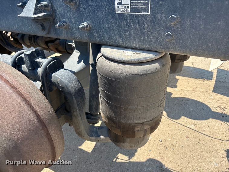 image for item ER7572 2019 Peterbilt 579 semi truck