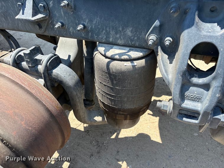 image for item ER7572 2019 Peterbilt 579 semi truck