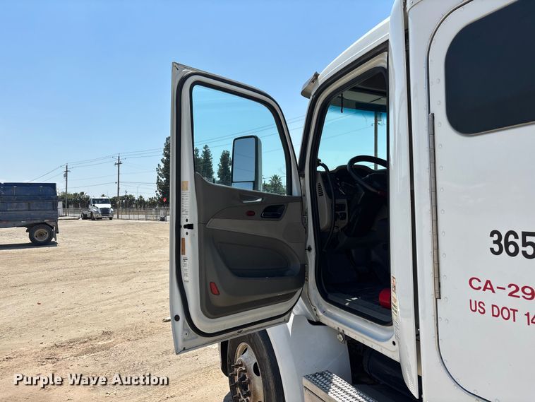 image for item ER7572 2019 Peterbilt 579 semi truck