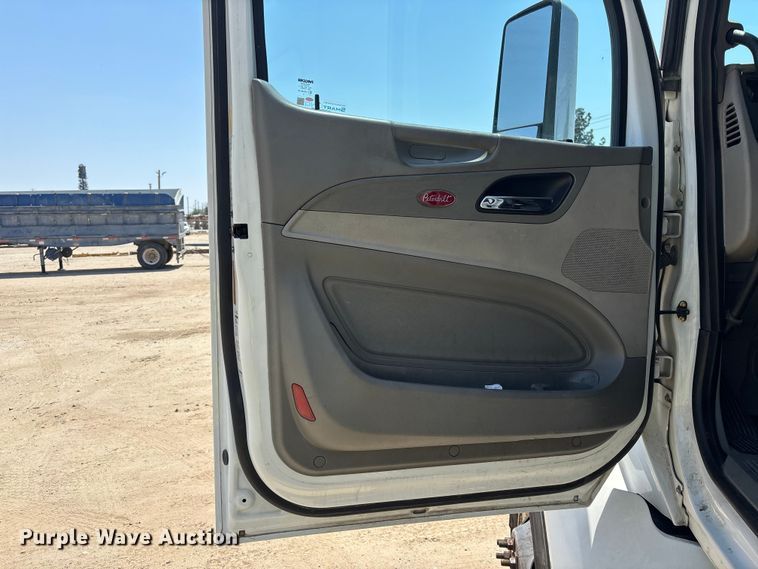 image for item ER7572 2019 Peterbilt 579 semi truck
