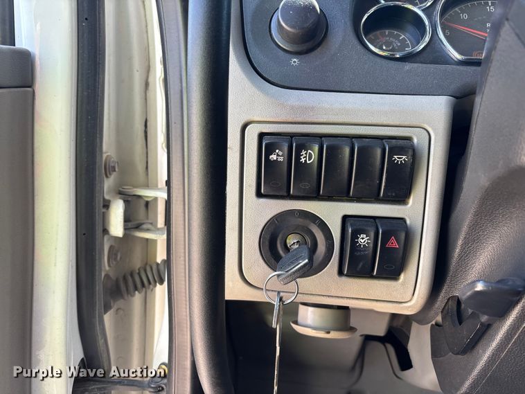 image for item ER7572 2019 Peterbilt 579 semi truck