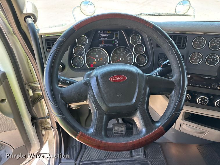 image for item ER7572 2019 Peterbilt 579 semi truck