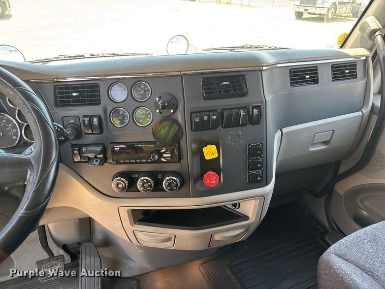 image for item ER7572 2019 Peterbilt 579 semi truck