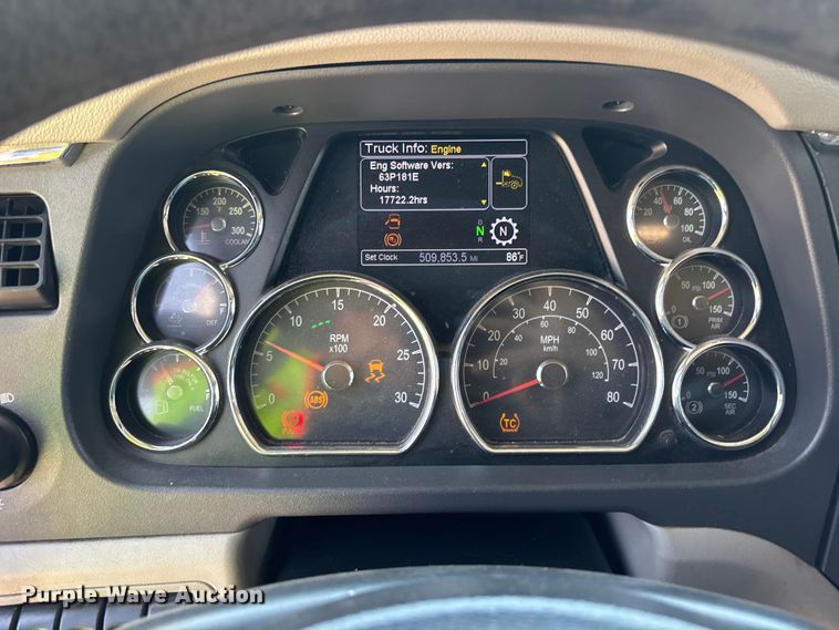 image for item ER7572 2019 Peterbilt 579 semi truck