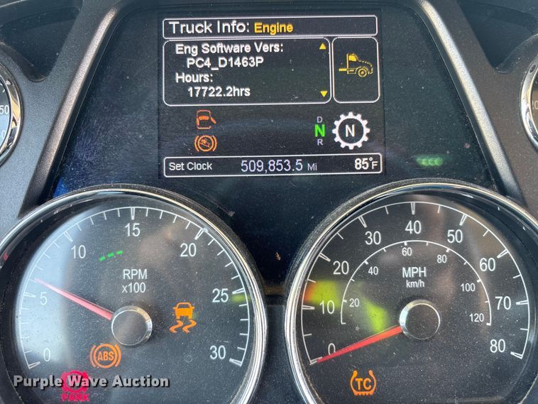 image for item ER7572 2019 Peterbilt 579 semi truck