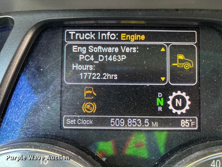 image for item ER7572 2019 Peterbilt 579 semi truck