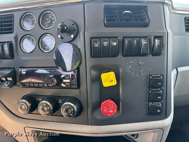 image for item ER7572 2019 Peterbilt 579 semi truck