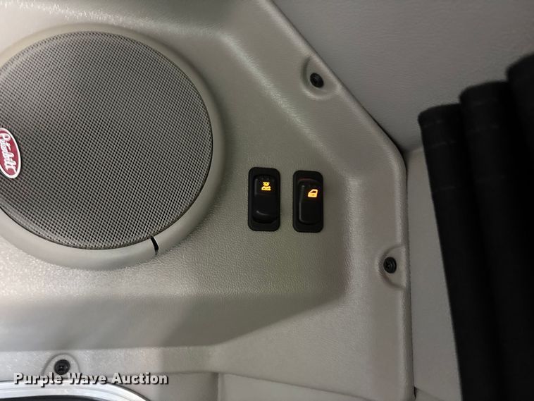 image for item ER7572 2019 Peterbilt 579 semi truck