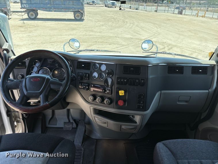 image for item ER7572 2019 Peterbilt 579 semi truck