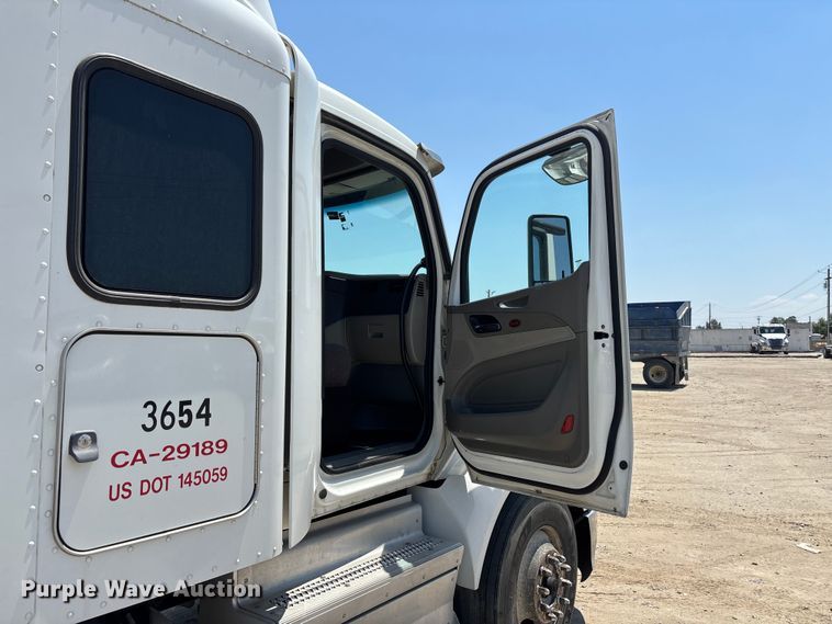 image for item ER7572 2019 Peterbilt 579 semi truck