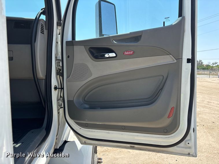 image for item ER7572 2019 Peterbilt 579 semi truck